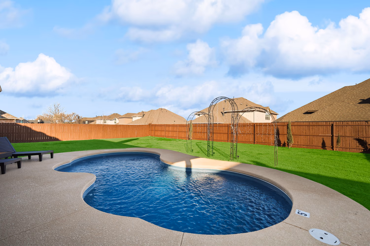 https://upcdn.io/W23MTH6/image/uploads/2025/10/03/4jTshh5X7P-87-web-or-mls-213-nocona-dr.jpg?f=avif&w=900&h=500&fit=cover&quality=60