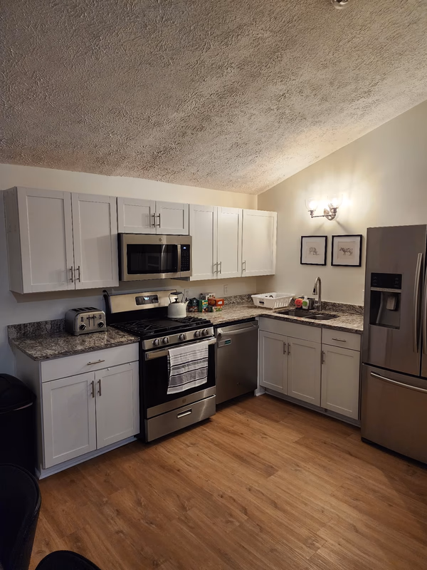 Airy 1 BR, Recliners, Large TV, 10 min to Braves, Pets welcomed!
