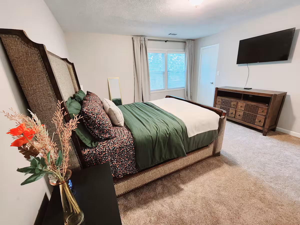 Cozy 2 BR 2 BA Unit near Braves Stadium and The Battery- Pets ok!