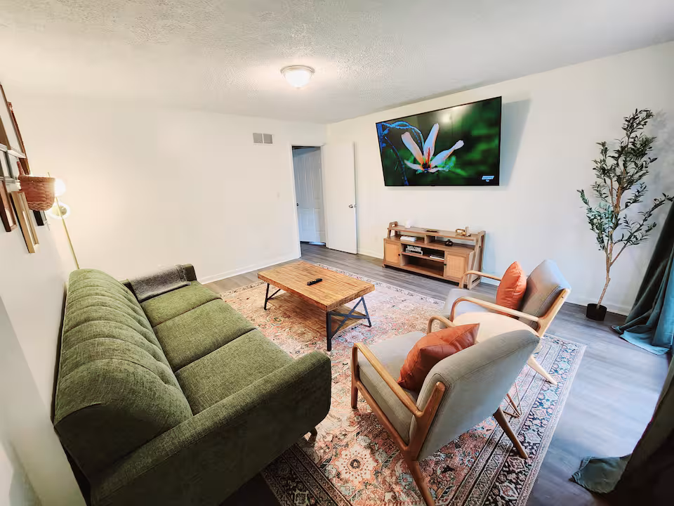 Cozy 2 BR 2 BA Unit near Braves Stadium and The Battery- Pets ok!