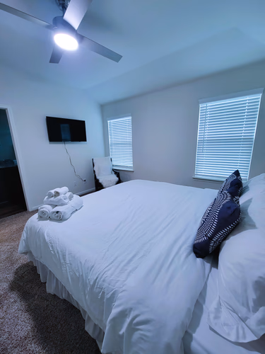 https://upcdn.io/W23MTH6/image/uploads/2025/10/07/4jTM43xcKW-Bedroom1TV.jpg?f=avif&w=900&h=500&fit=cover&quality=60