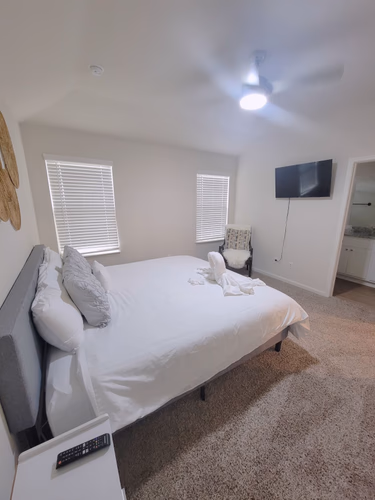 https://upcdn.io/W23MTH6/image/uploads/2025/10/07/4jTM8eRv4i-Bedroom1a.jpg?f=avif&w=900&h=500&fit=cover&quality=60
