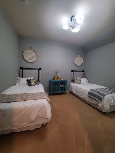 https://upcdn.io/W23MTH6/image/uploads/2025/10/08/4jTFLzJ19U-Twin%20Room%201%20(2).jpg?f=avif&w=900&h=500&fit=cover&quality=60