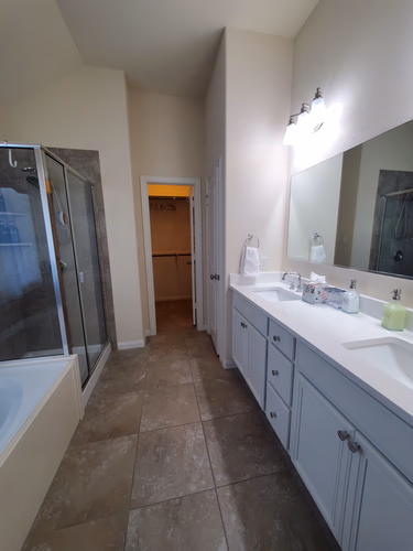https://upcdn.io/W23MTH6/image/uploads/2025/10/08/4jTFM8LCDp-Main%20Bath%202.jpg?f=avif&w=900&h=500&fit=cover&quality=60