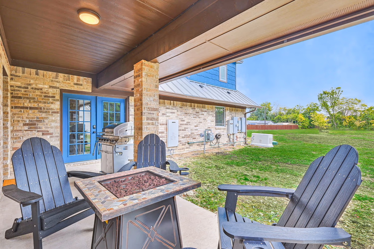 https://upcdn.io/W23MTH6/image/uploads/2025/10/06/4jTW2V352q-15305%20Plum%20Ln%20backyard%20reshoot%20Final-7.jpg?f=avif&w=900&h=500&fit=cover&quality=60