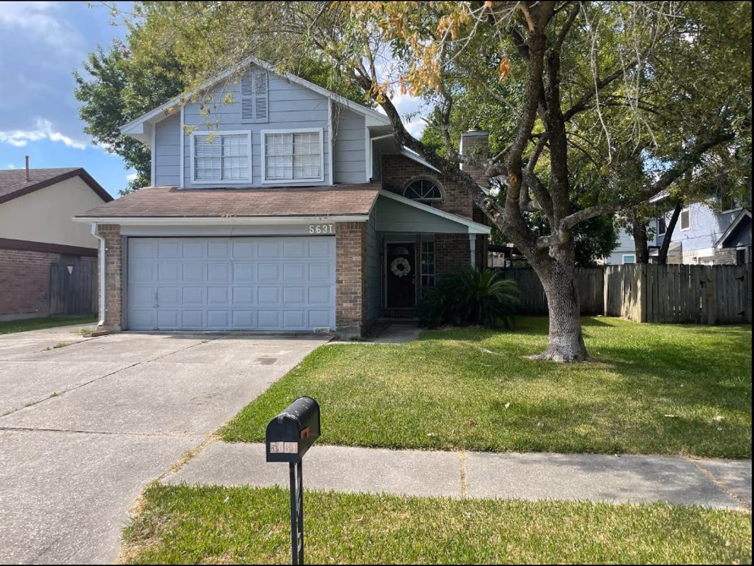 Charming Home Near IAH, Minutes from Malls!