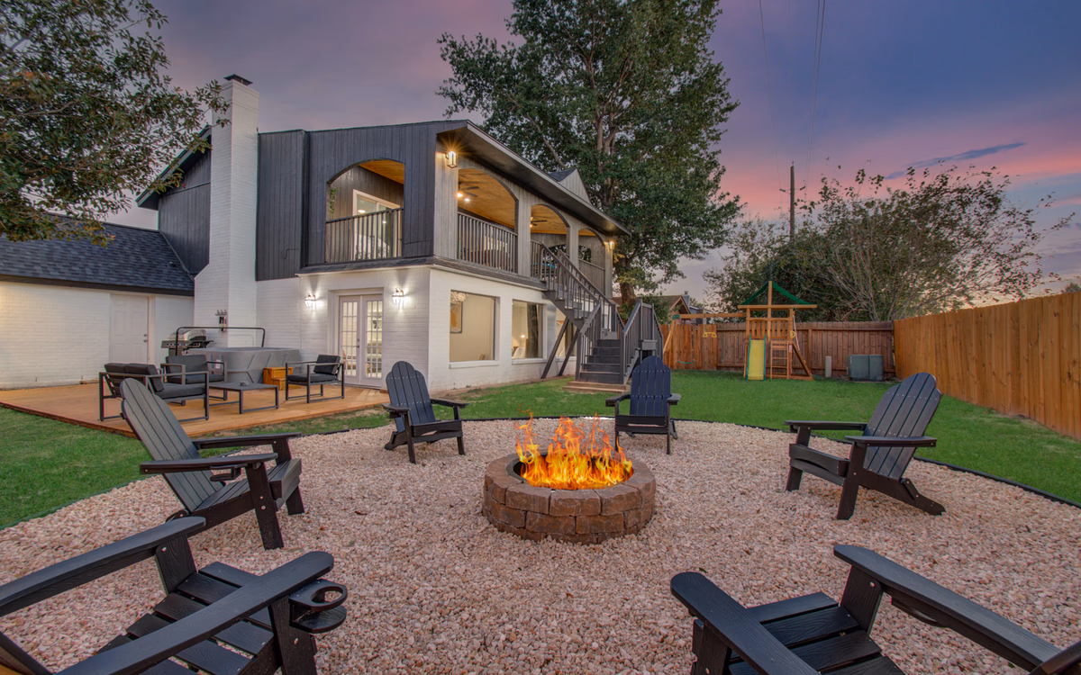 Stunning Modern Dream Home, 5-BD, Sleeps 14