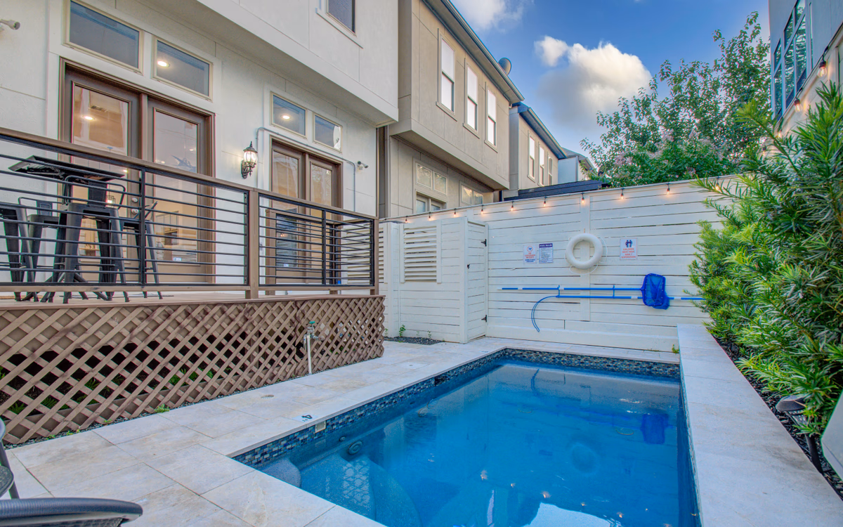 High End In The Center - Mins to Downtown w Pool