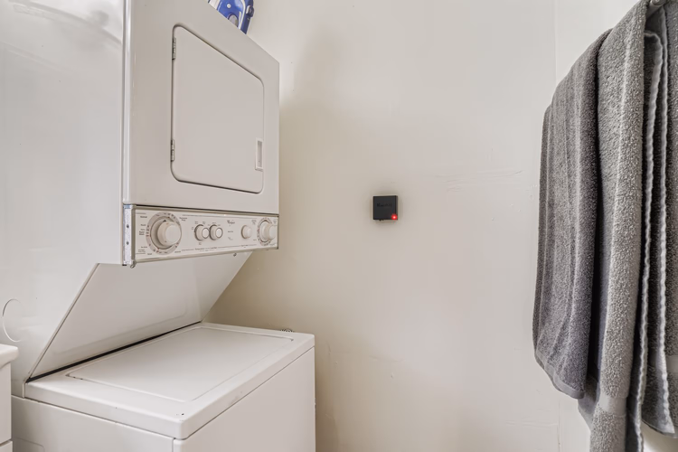 https://upcdn.io/W23MTH6/image/uploads/2025/10/07/4jTSKwT3Aa-25%20-%20Laundry%20Area.jpg?f=avif&w=900&h=500&fit=cover&quality=60