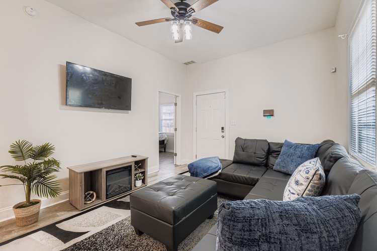 https://upcdn.io/W23MTH6/image/uploads/2025/10/07/4jTSLTZCD7-8%20-%20Living%20Room.jpg?f=avif&w=900&h=500&fit=cover&quality=60
