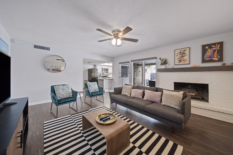https://upcdn.io/W23MTH6/image/uploads/2025/10/09/4jT6TTRn7k-28_Sam_Rayburn_Reshoot_Interiors_Final5_mls.jpg?f=avif&w=900&h=500&fit=cover&quality=60