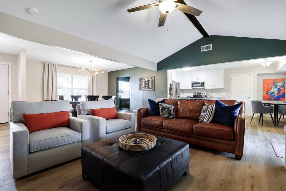 Hestia: Home nr Randolph AFB | Big Room & Backyard
