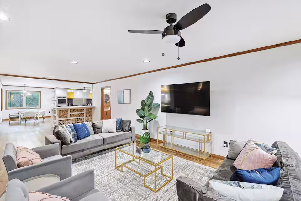 Russwood Acres Estate ft Gym, Cinema, Pool Table