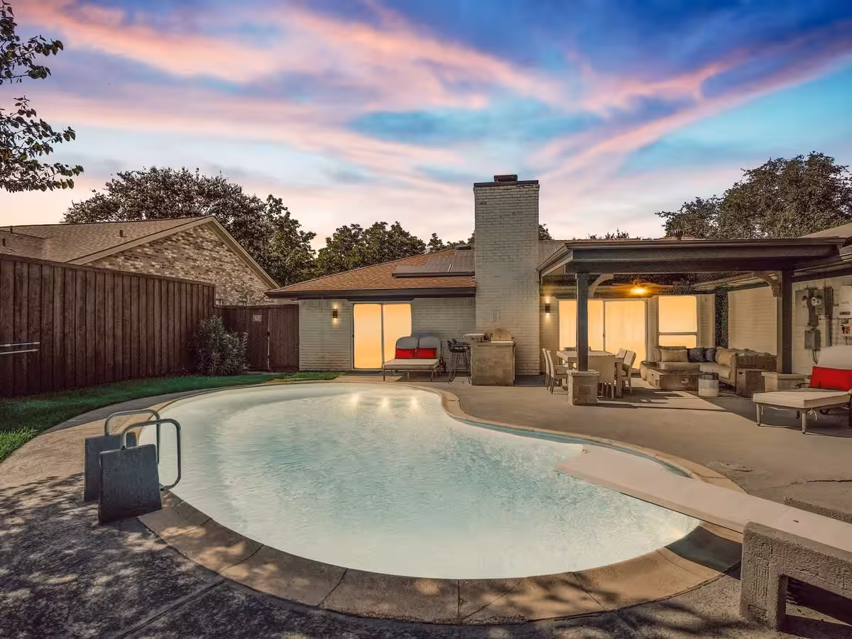 Modern Luxury Home, Pool Oasis & Backyard Retreat