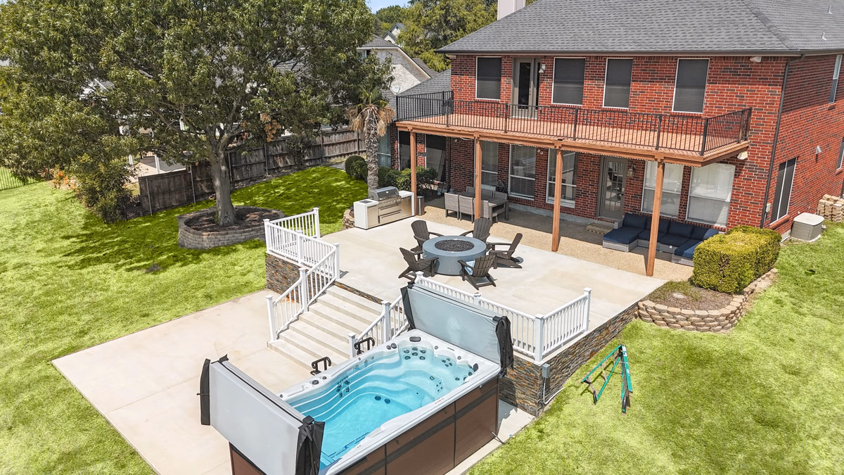 The Best of Lakeside Living - Luxury at its Finest