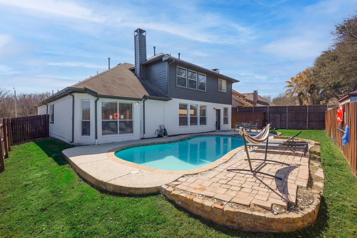 Pearl White Dream Home With Private Pool & Theatre