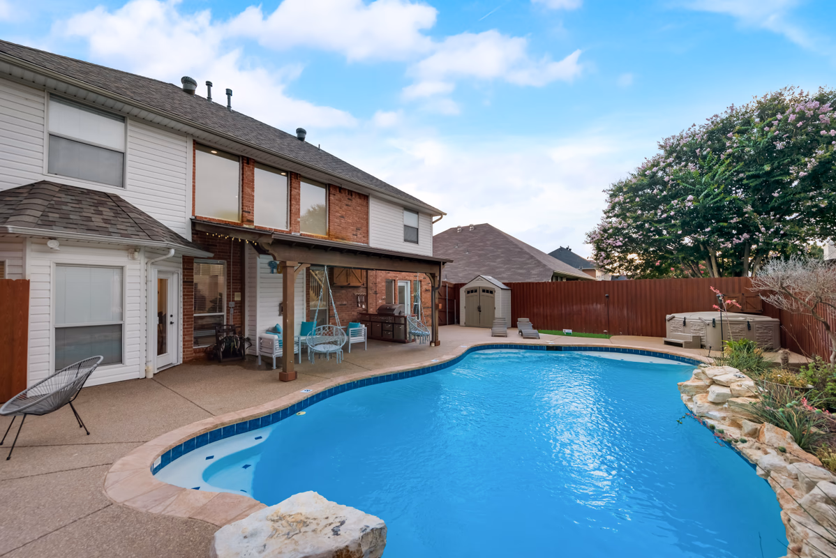 Modern and Luxury DFW Mansion with Backyard Oasis