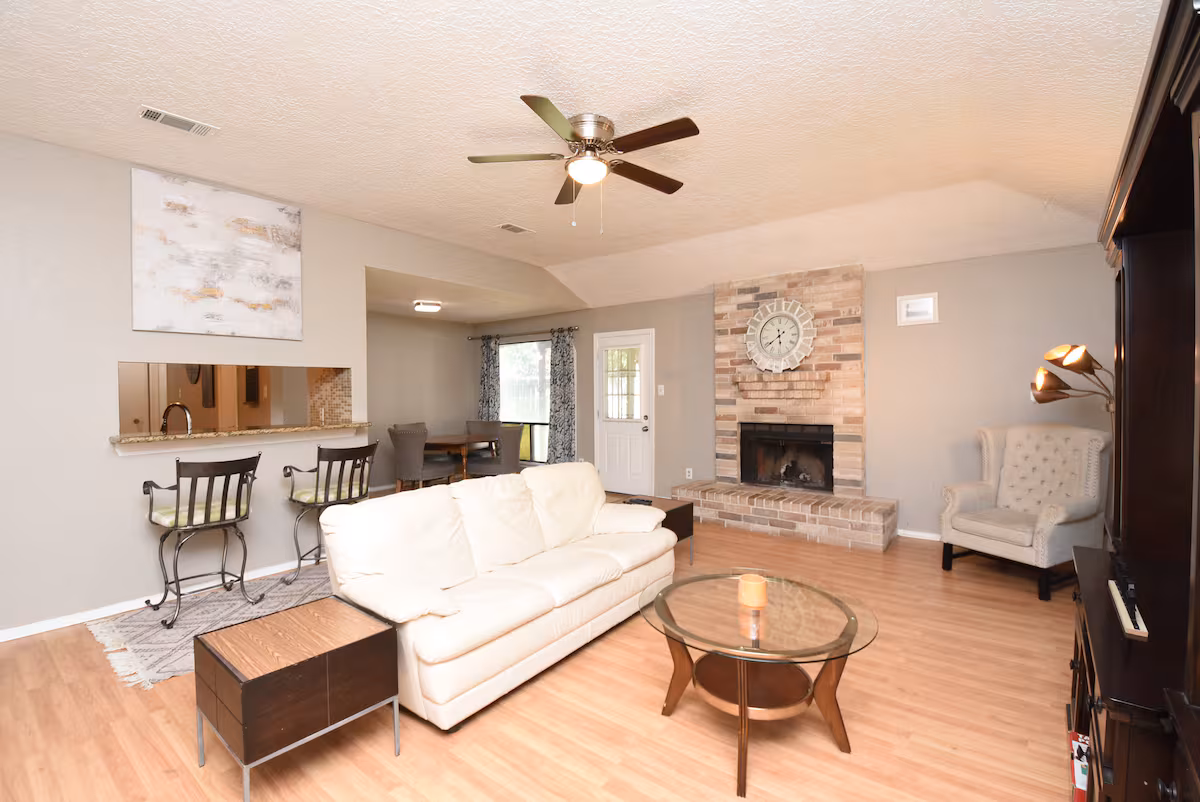 10 Minutes from IAH and Mall, Newly Rehabbed