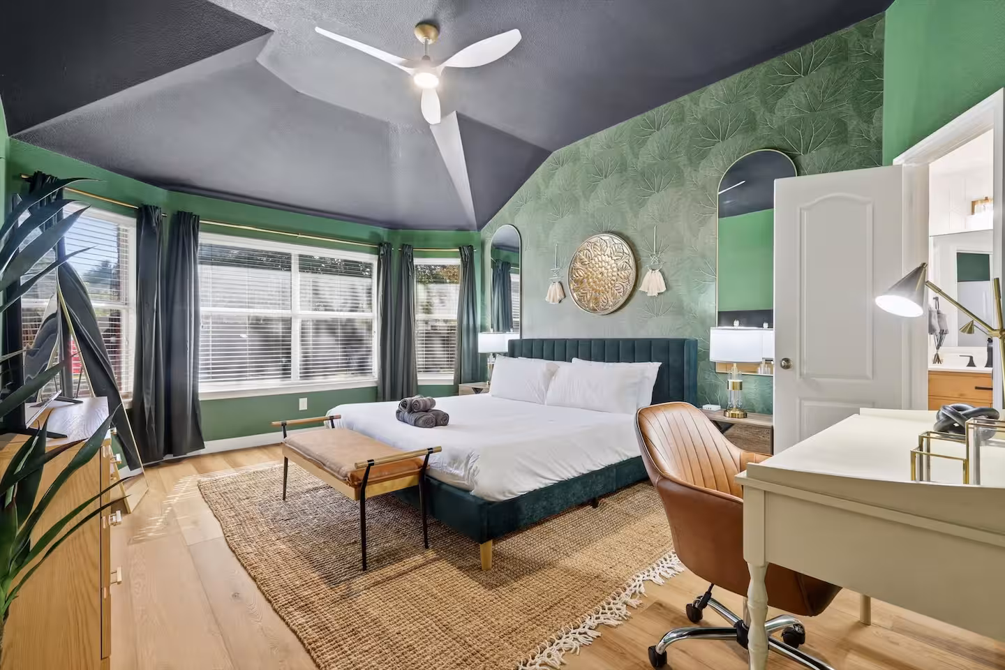 4BD/2.5BA w Backyard, HotTub, Firepit, Cinema, BBQ