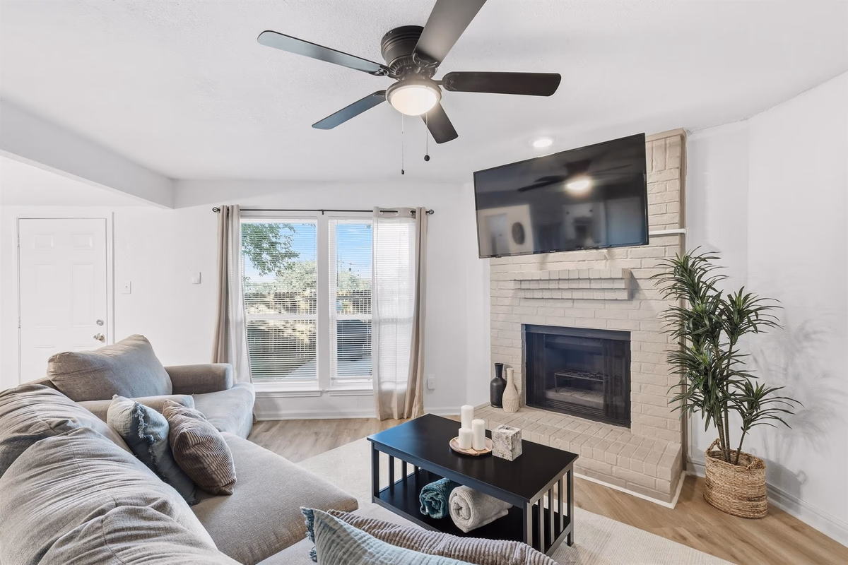 Modern & Cozy DFW Home with Backyard