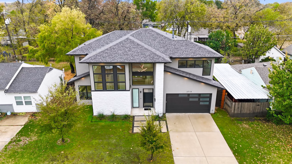 Upscale Modern Living - 4BD, 4BA, Backyard & Cinema