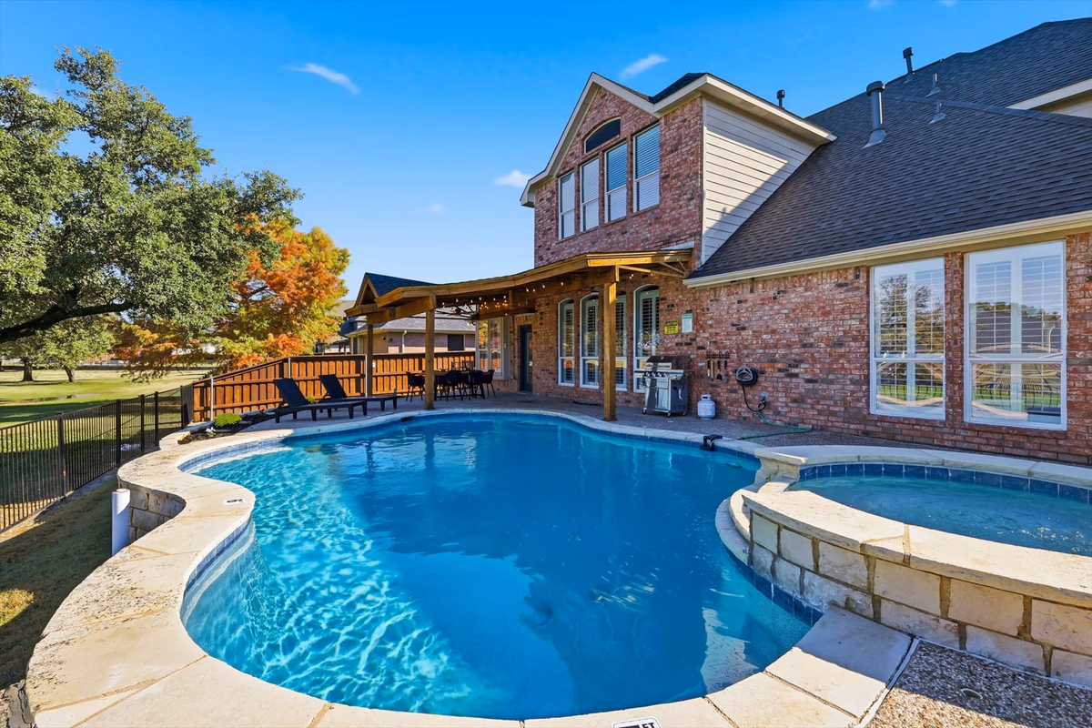 6BD Luxury Retreat w Backyard & Access Golf Course