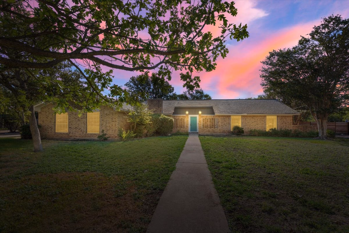 Modern Comfort Private Home with Backyard Paradise