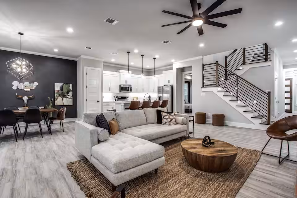 4 BD Victory Gardens Estate - Mins to Sites