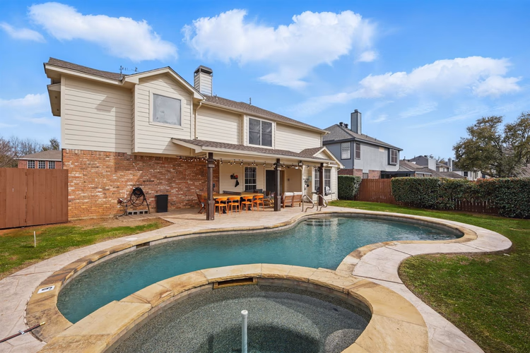 4-BD/2.5-BA Tropical Pool Oasis with a Game Room