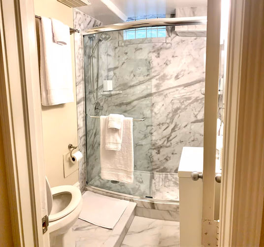 https://upcdn.io/W23MTH6/image/uploads/2025/12/08/4jKBmg3kGr-Franklin%20bathroom.jpg?f=avif&w=900&h=500&fit=cover&quality=60