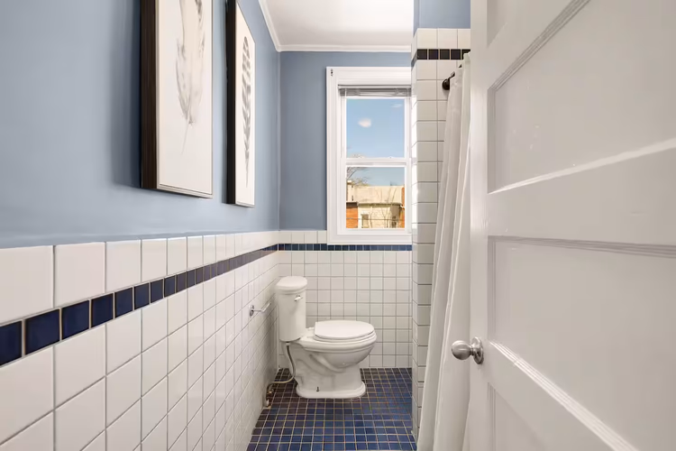 https://upcdn.io/W23MTH6/image/uploads/2026/01/13/4jETcxDfGZ-Upstairs%20Bathroom.jpeg?f=avif&w=900&h=500&fit=cover&quality=60