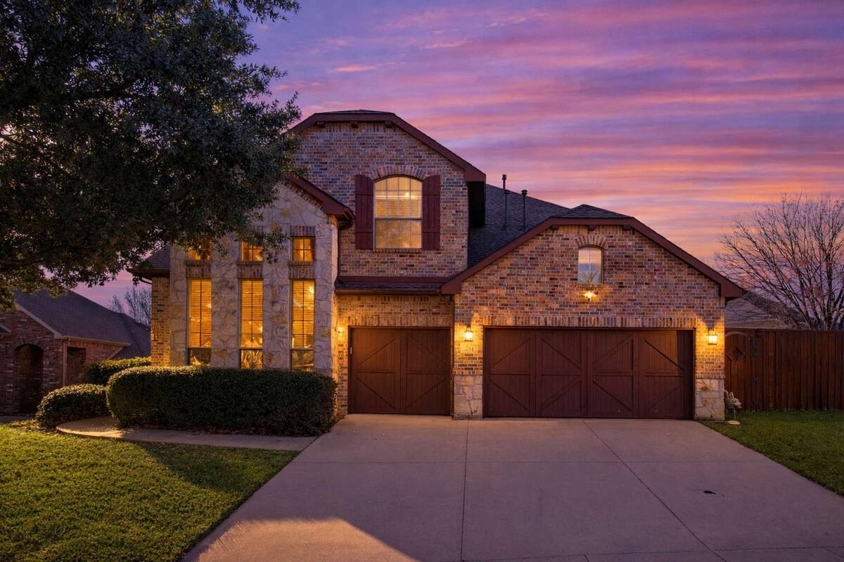 Spacious 4BR/3BA with Yard, Mins to LakeLewisville