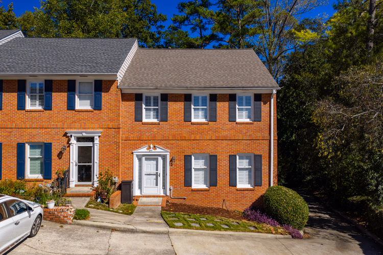 https://upcdn.io/W23MTH6/image/uploads/2026/02/03/4jBi7dnvKT-36%20The%20Falls%20Dr%20Vestavia%20Hills%2001%20Exterior.jpg?f=avif&w=900&h=500&fit=cover&quality=60