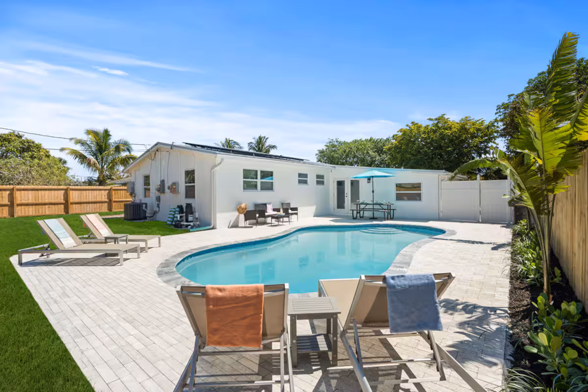 East Coast Oasis- Heated Pool & Park Your Boat!