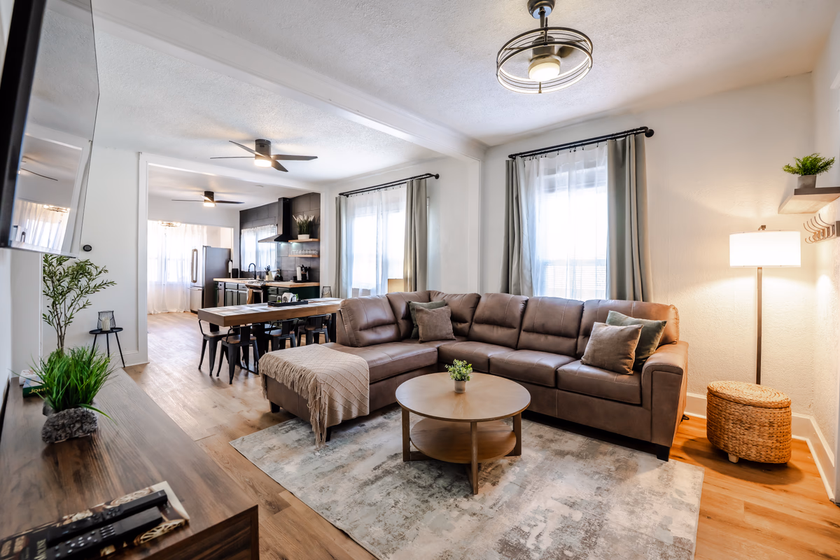 Downtown Landing - King Beds + Queen Beds, Fenced Yard, Central Location, Professional Management, Extended Stays