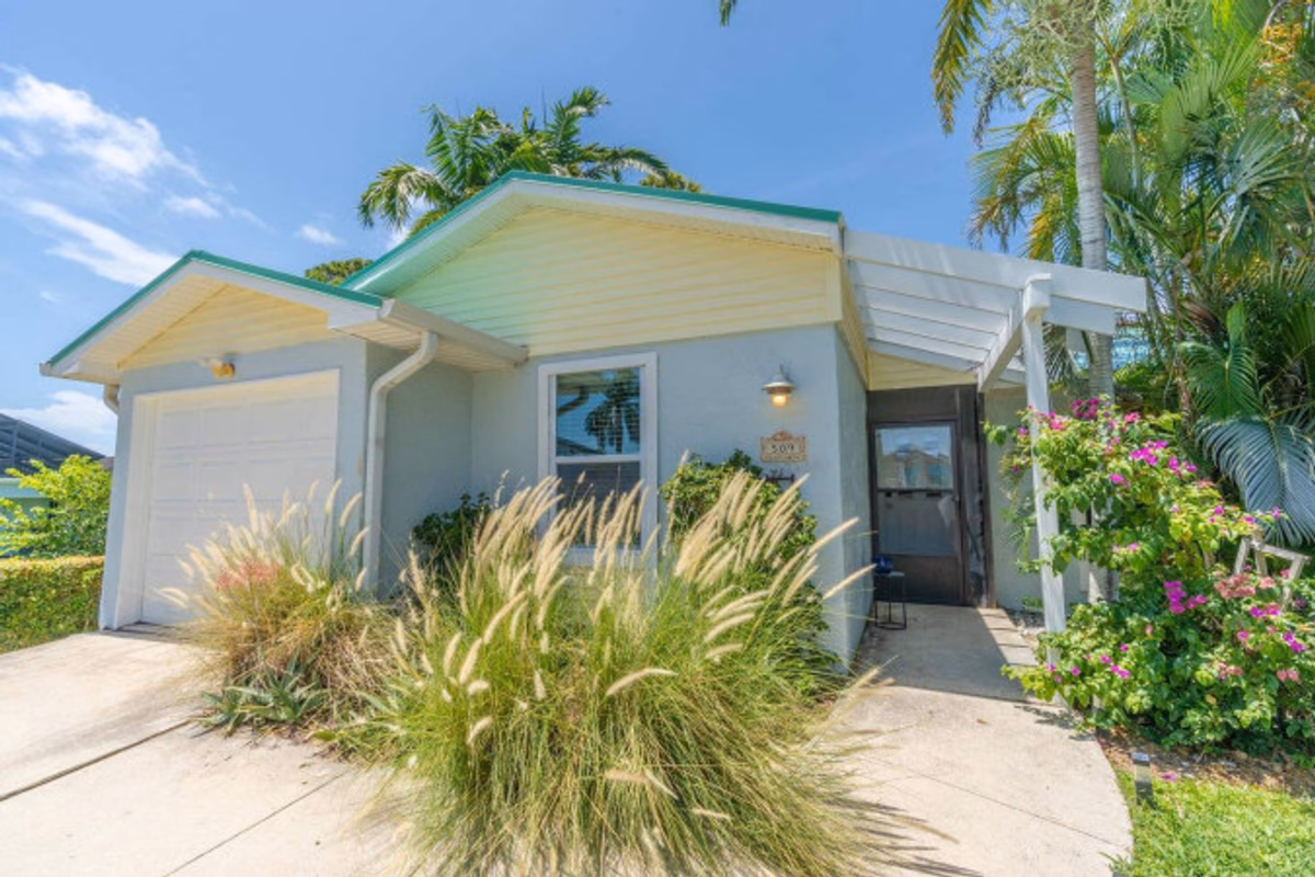 NEWLY Remodeled Serenity | Steps to Beach | Hot tub