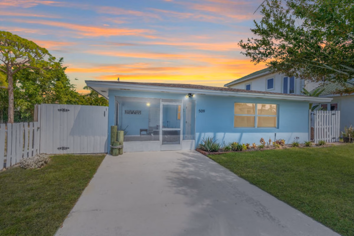 Beach Bliss Haven | Steps to Vanderbilt | Hot tub