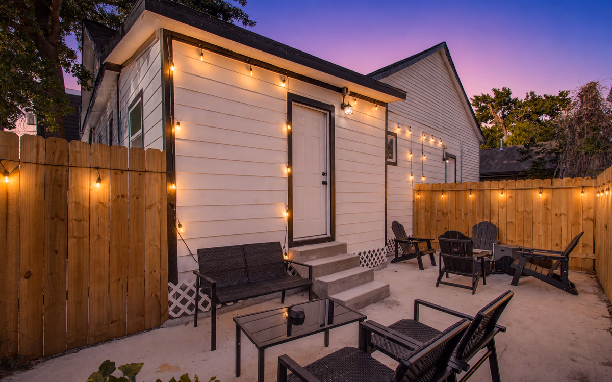 1-BD/1-BA Urban Convenience, Mins to DT (Sleeps 2)