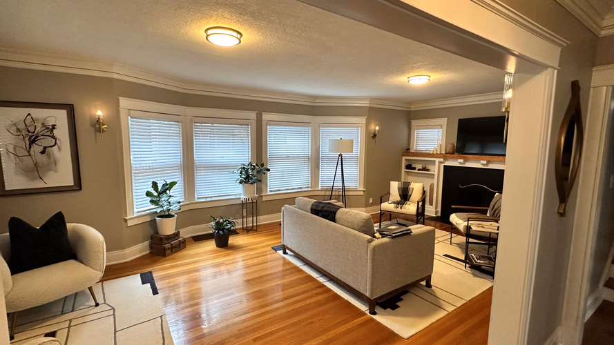 https://upcdn.io/W23MTH6/image/uploads/2026/06/14/4itS9aSaCd-Living%20Room%20Entrance.JPG?f=avif&w=900&h=500&fit=cover&quality=60