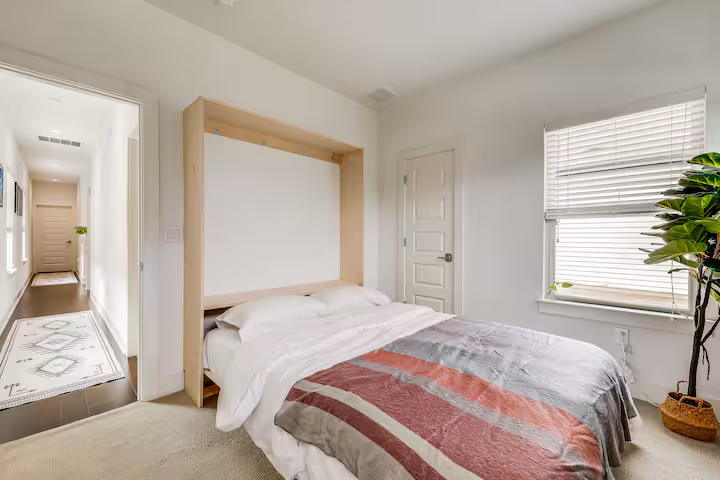 East ATX home mins from downtown! Dogs welcome!