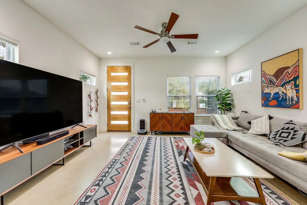 East ATX home mins from downtown! Dogs welcome!