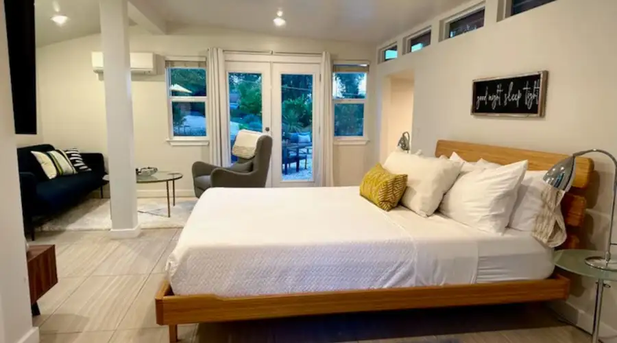 Private Cottage · Mid-Century Modern · Garden
