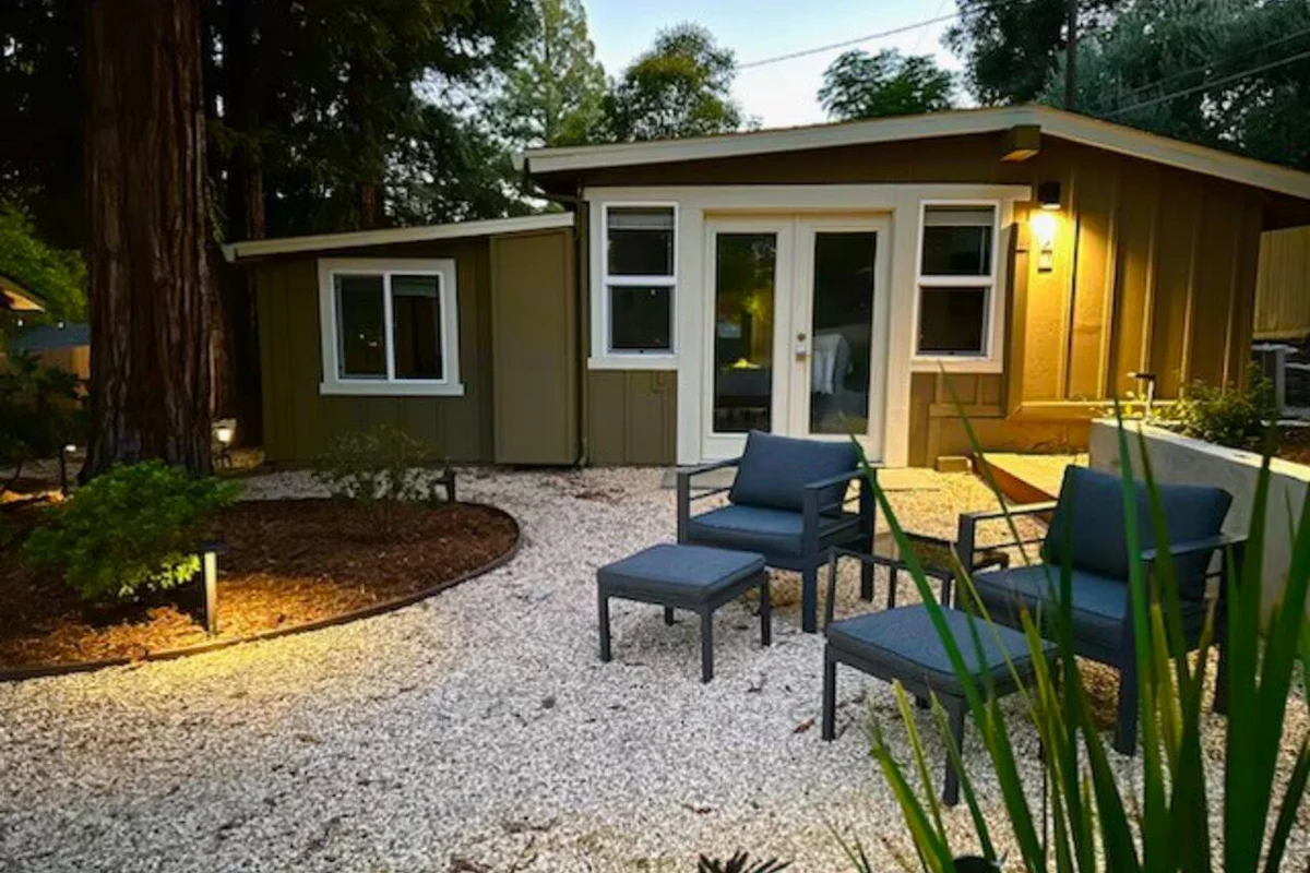 Private Cottage · Mid-Century Modern · Garden