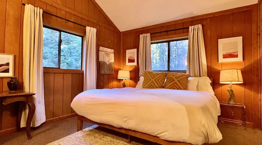 Aaron · Cozy Tahoe Vista Cabin · Walk to Beach · Pet-Friendly