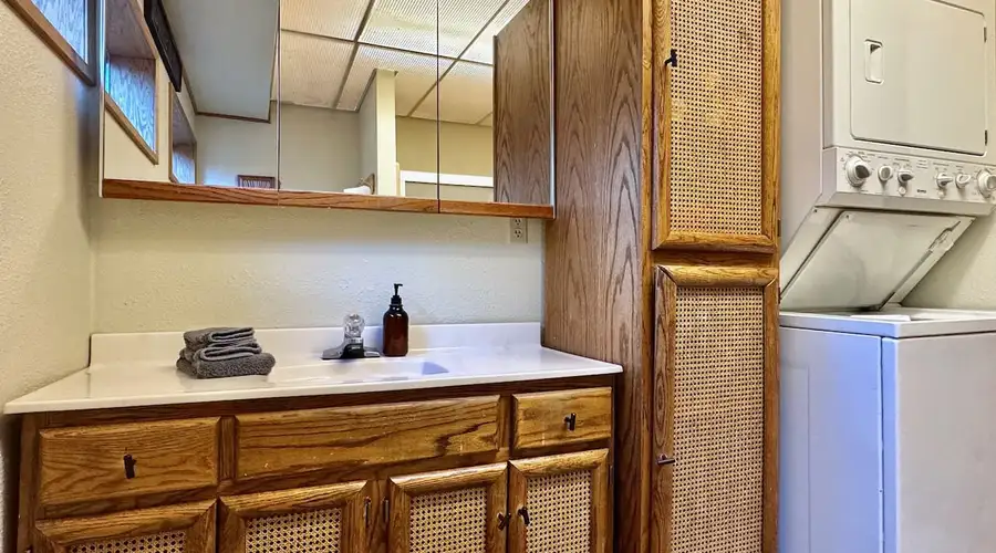 Aaron · Cozy Tahoe Vista Cabin · Walk to Beach · Pet-Friendly