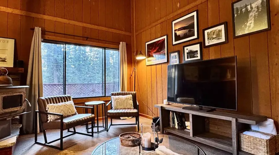 Aaron · Cozy Tahoe Vista Cabin · Walk to Beach · Pet-Friendly
