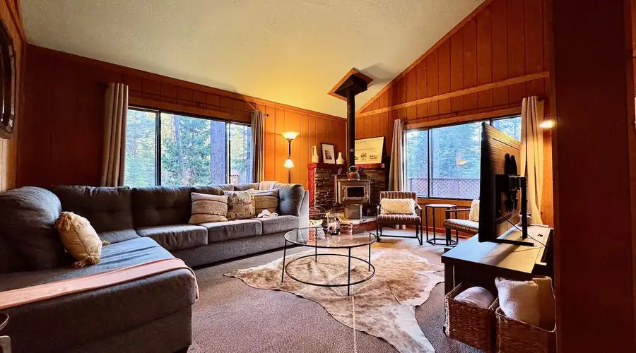 Aaron · Cozy Tahoe Vista Cabin · Walk to Beach · Pet-Friendly