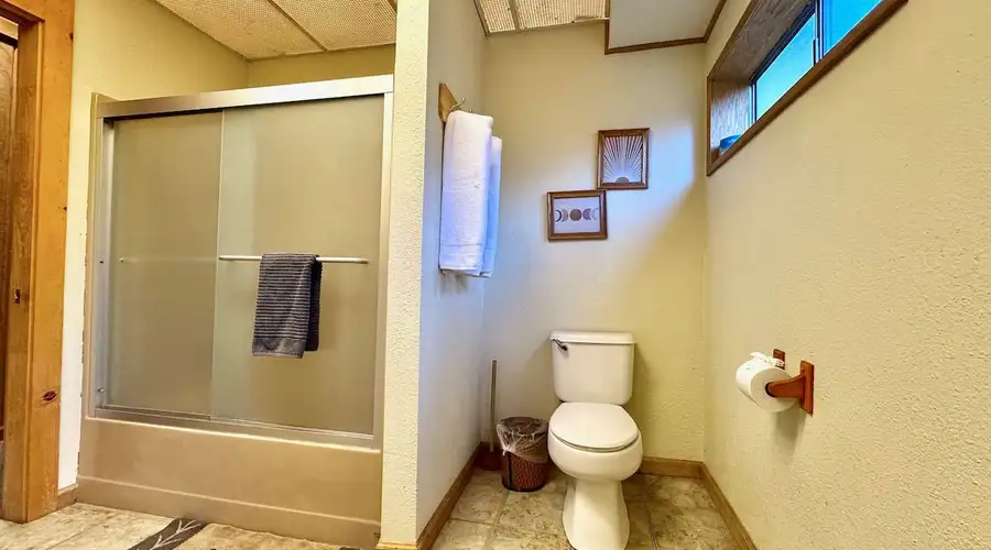 Aaron · Cozy Tahoe Vista Cabin · Walk to Beach · Pet-Friendly