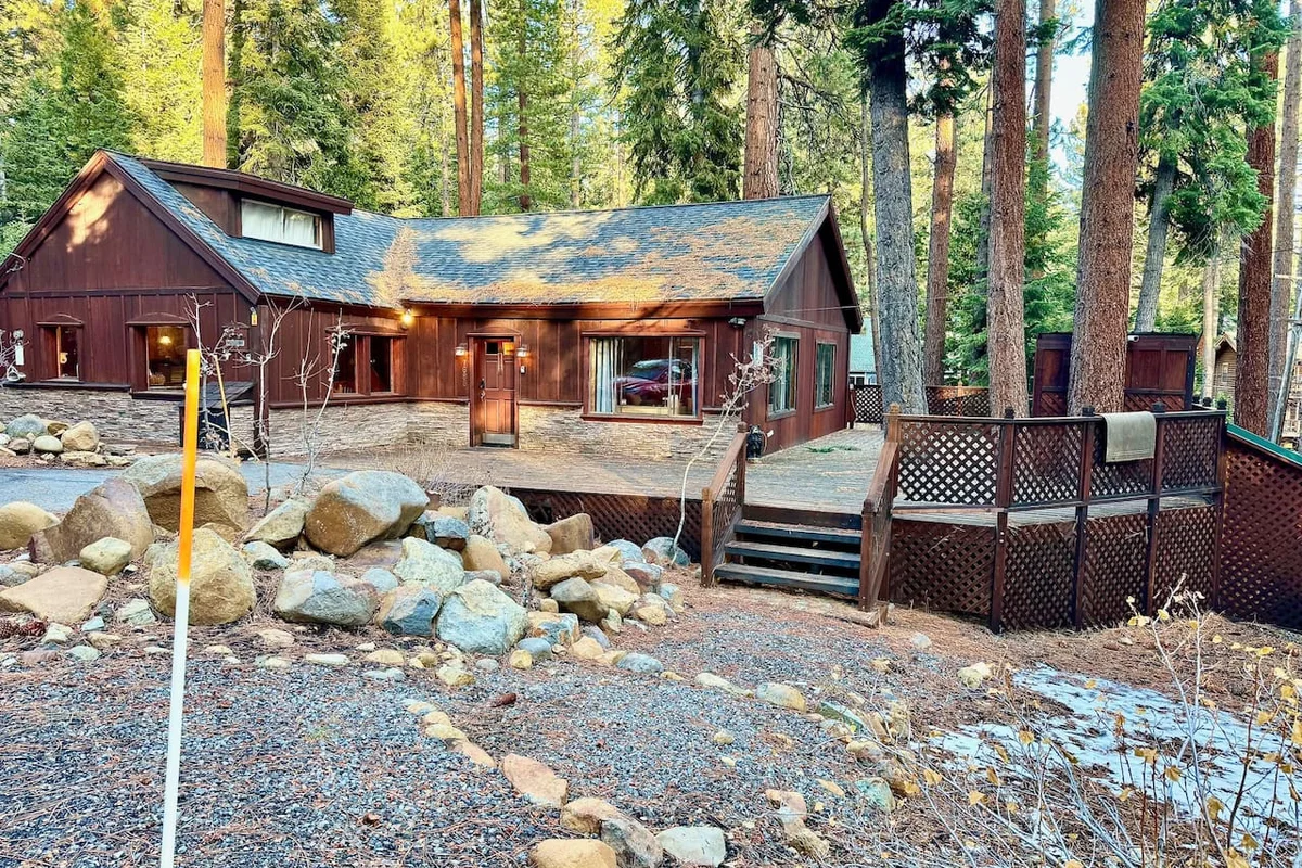 Aaron · Cozy Tahoe Vista Cabin · Walk to Beach · Pet-Friendly