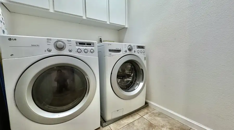 Dragon · 3BR · Garage Parking · 10 Min to SMF & Downtown